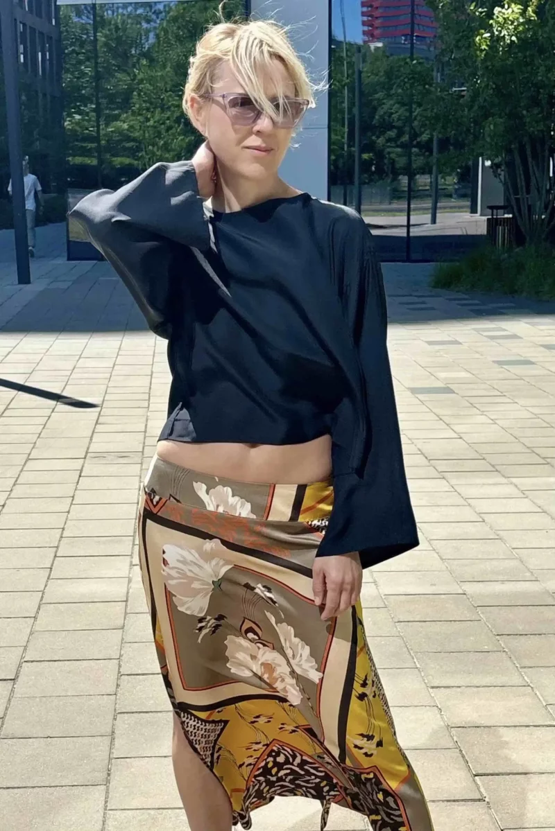 Czarna jedwabna bluzka oversize, blondynka krótkie włosy, słońce wiatr