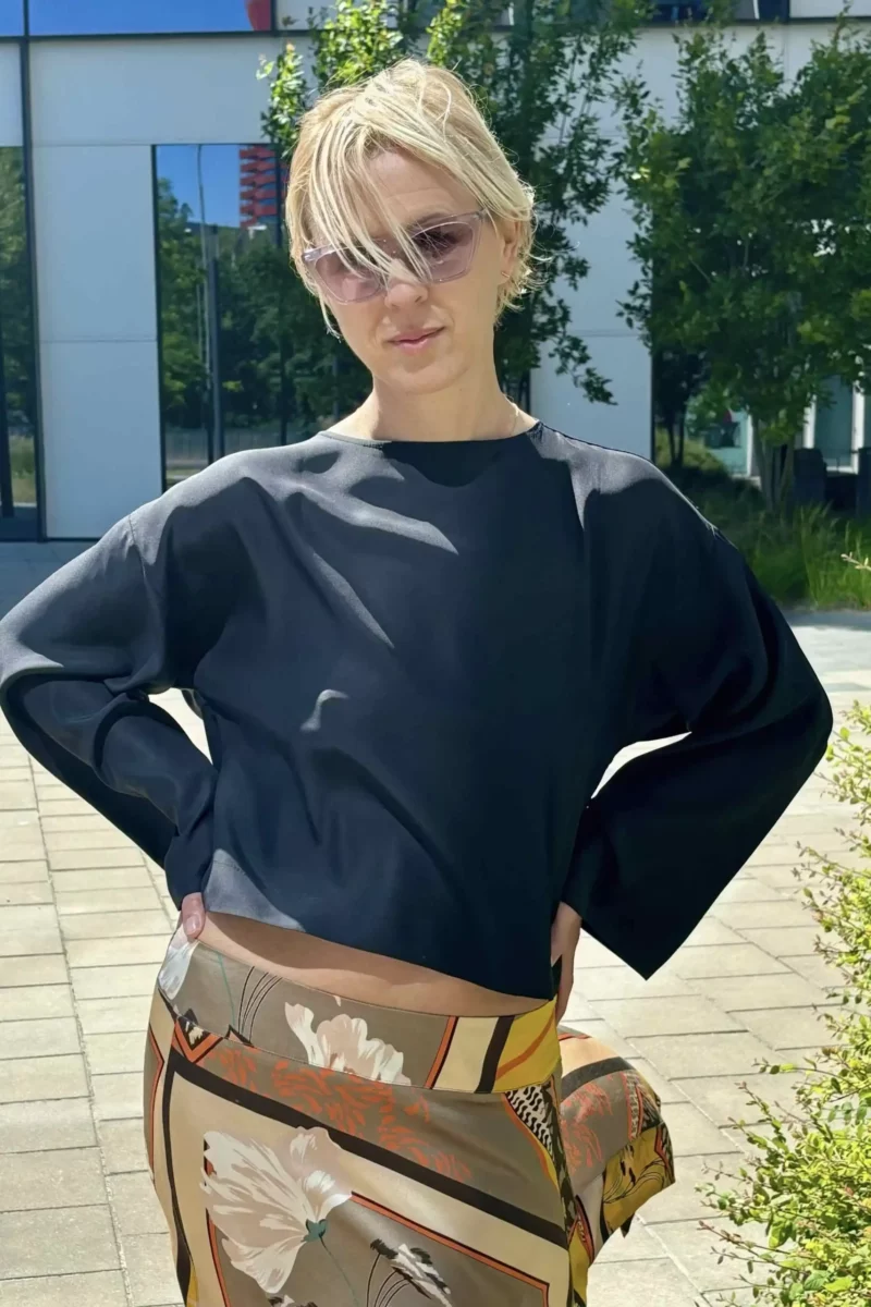 Czarna bluzka jedwabna, dwustronna, blondynka krótkie włosy, jedwabna spodniczka