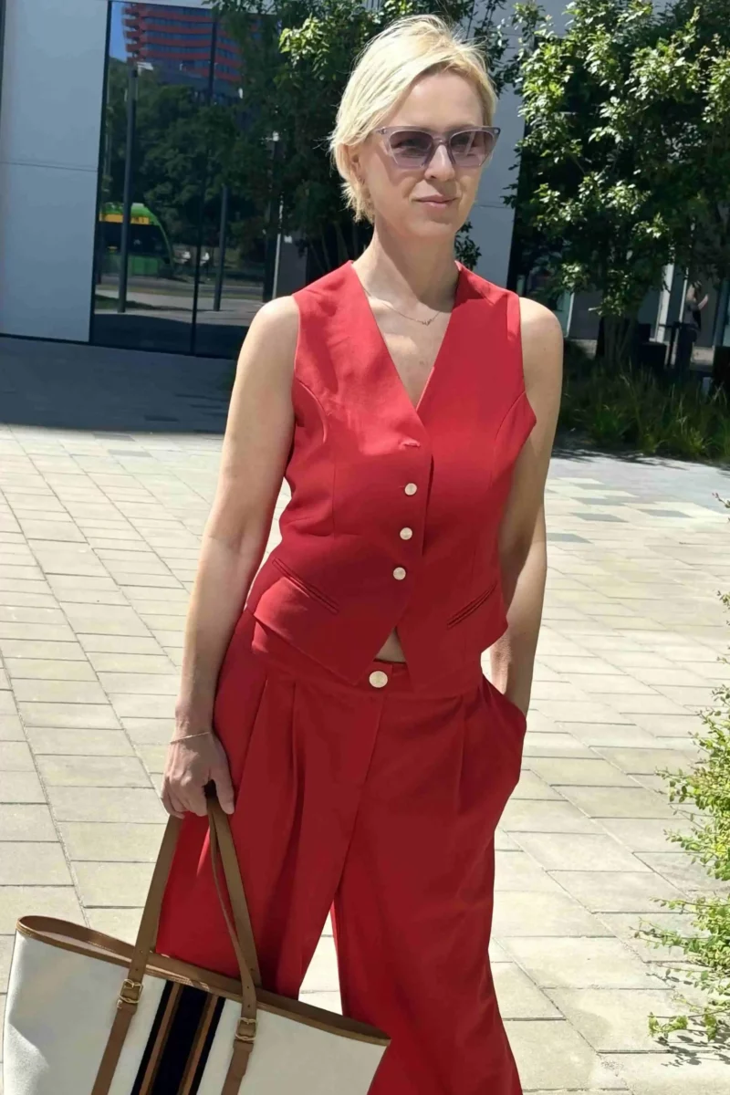 Spodnie EASY czerwone idelane na każda okazję, kobieta, krótkie blond włosy
