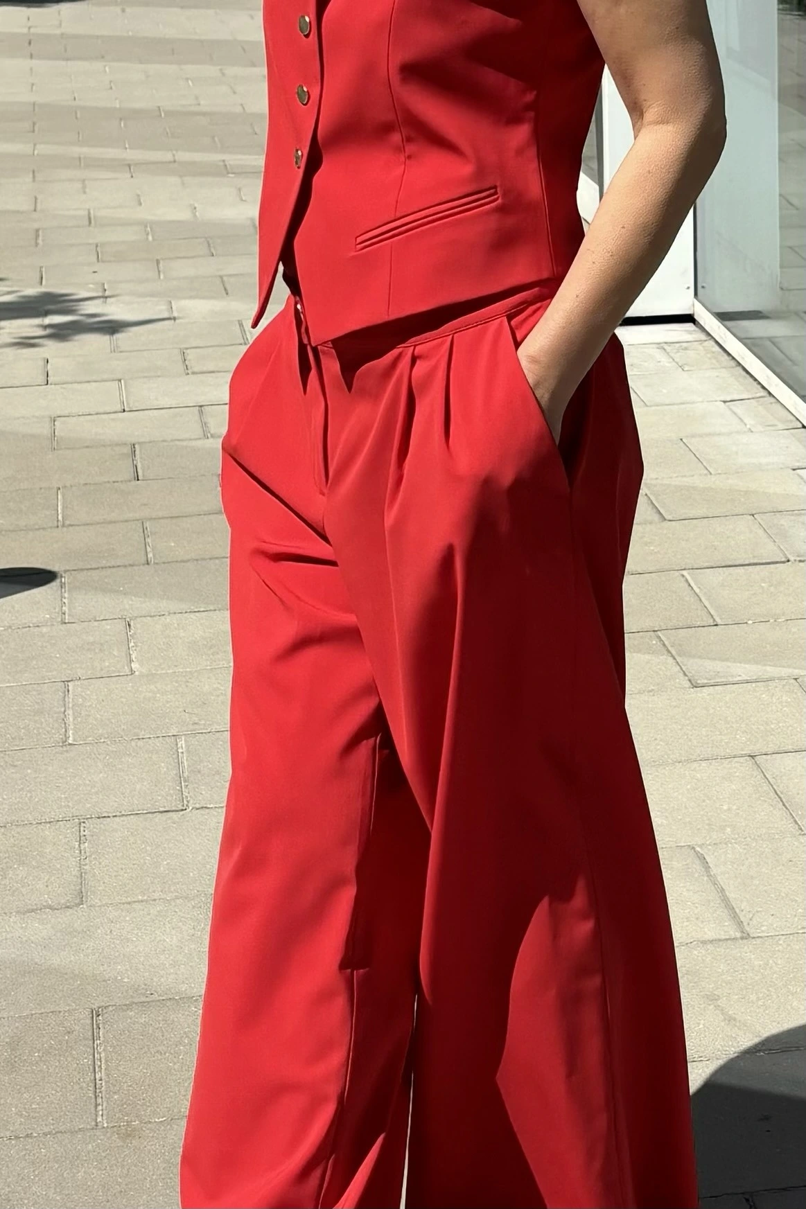 Czerwone spodnie - marka JAK