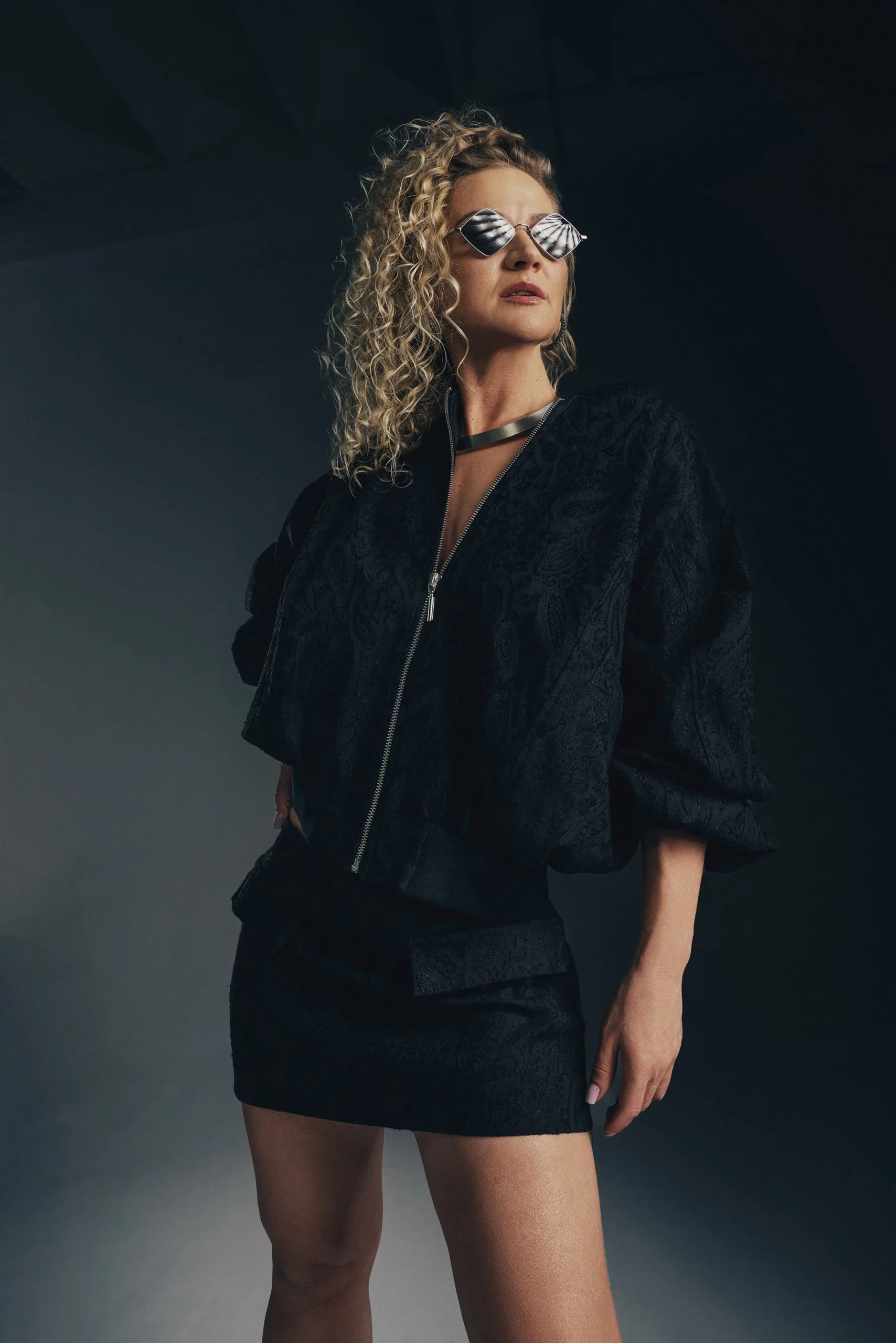 Bomberka Milo z czarnej tłoczonej tkaniny – oversize'owy krój z zamkiem i bufiastymi rękawami