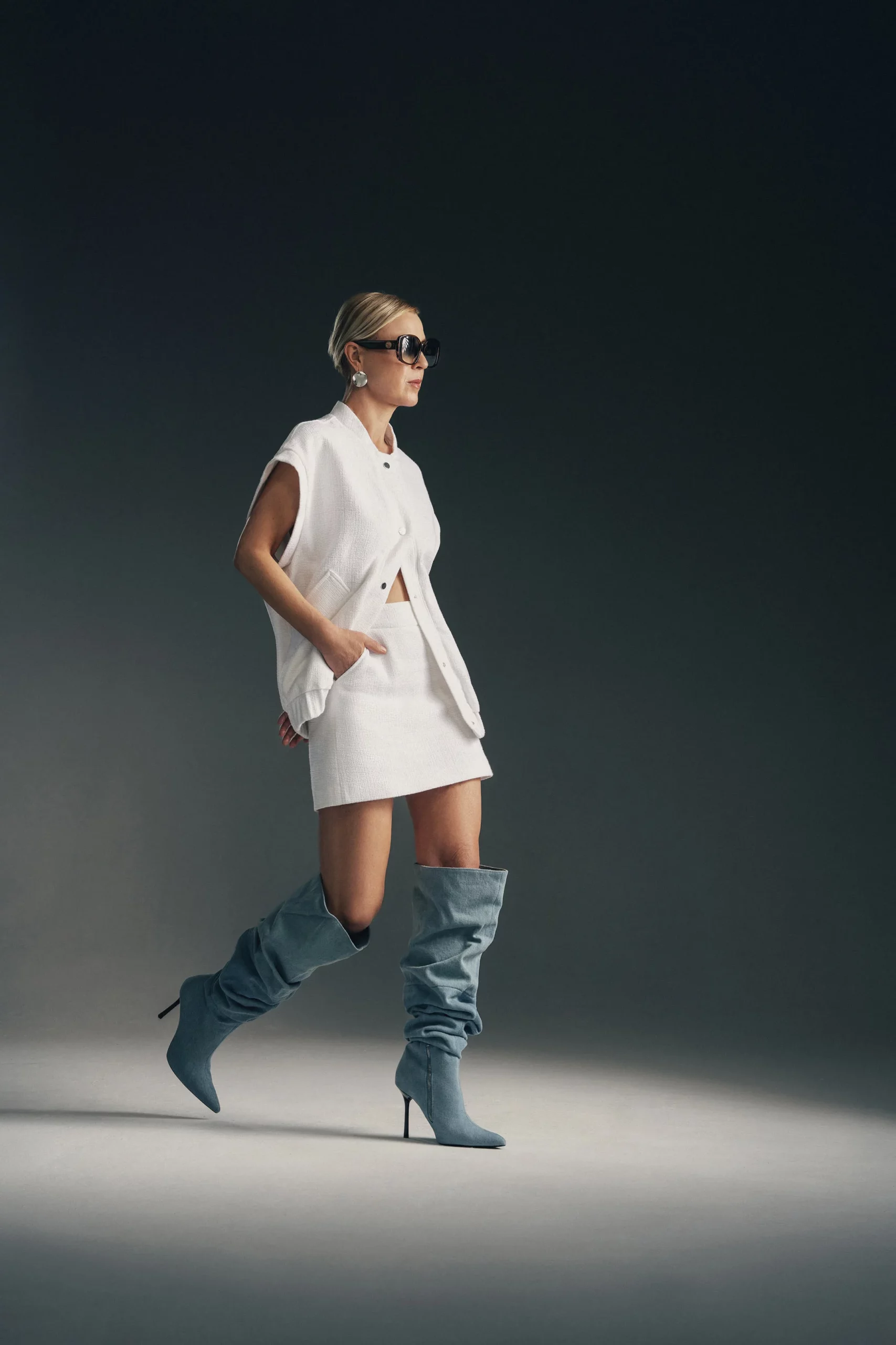 Piękna kobieta w białym komplecie - kamizelka i spódnica